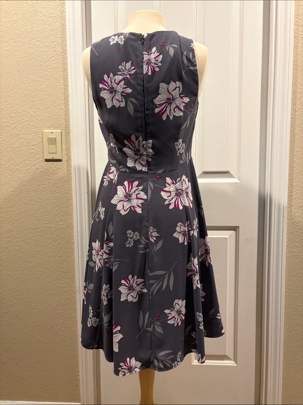 Banana Republic Gray Floral Dress size 6 like new - Picture 6 of 7